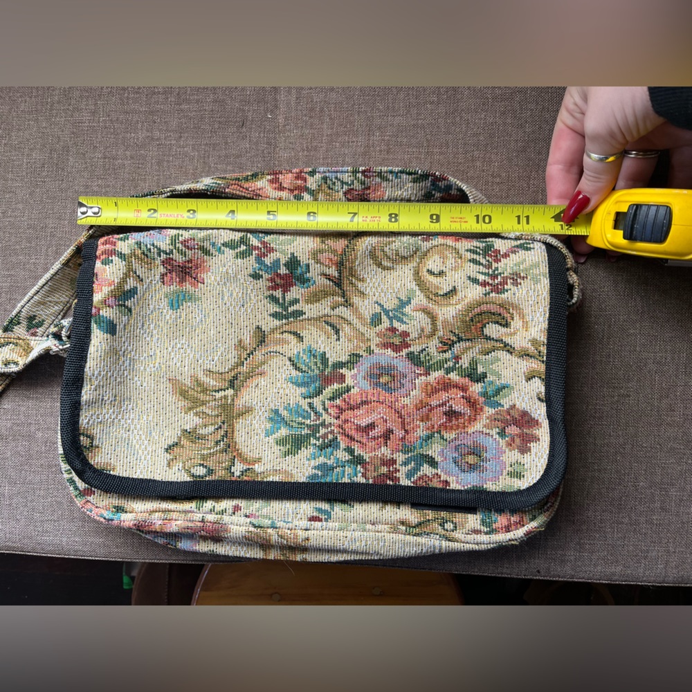 Vintage-Inspired Floral Tapestry Bag - Picture 5 of 7
